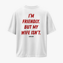 Bad Timing Wife Edition baskılı erkek oversize beyaz tişört, arkadan görünüm – CLVB SAIN